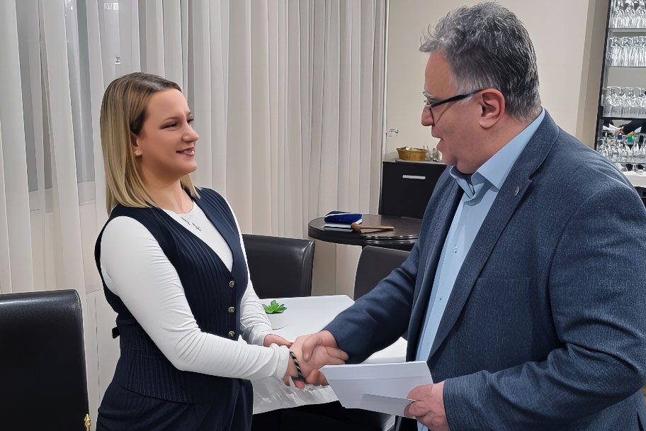 Ова слика има празан alt атрибут; име њене датотеке је Rotarry-poklon-studentima-1-final.jpg