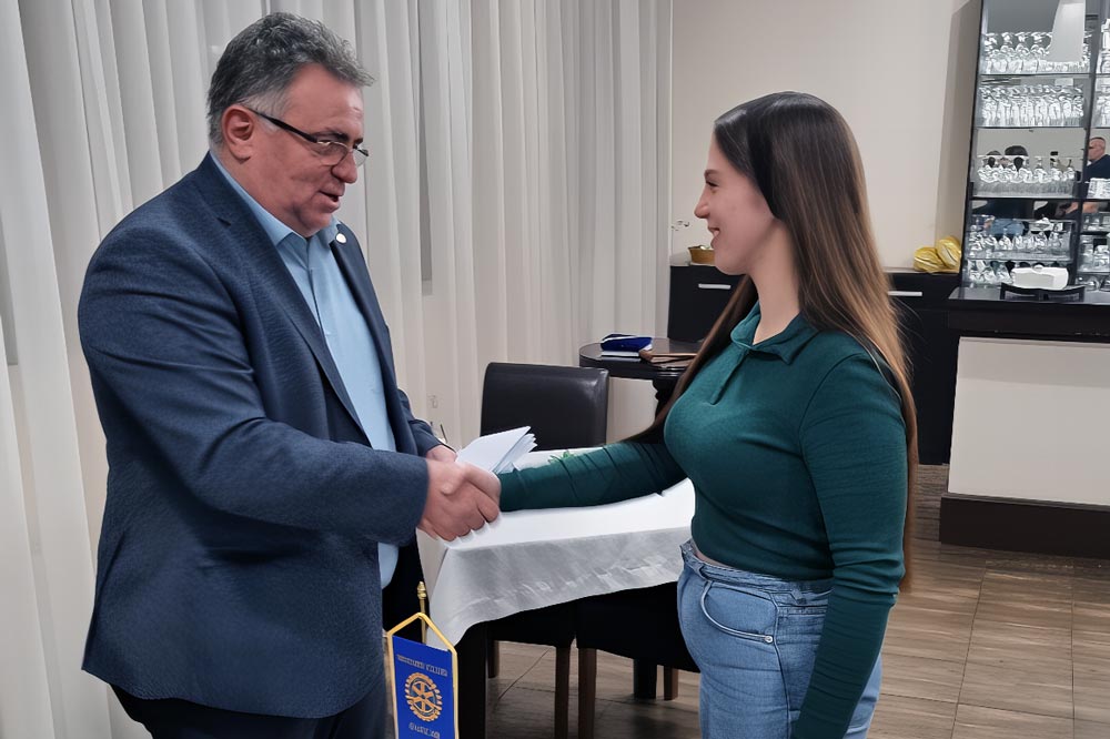 Ова слика има празан alt атрибут; име њене датотеке је Rotarry-poklon-studentima-2-final.jpg